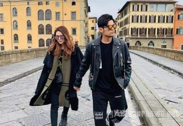 周杰伦将出新专辑 出席发布会被现场追债 年底前一定有