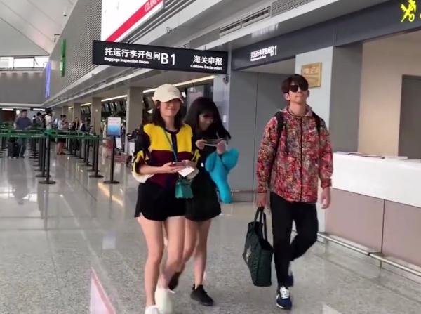 贾静雯夫妇携大女儿回台湾，梧桐妹穿短裤大长腿吸睛