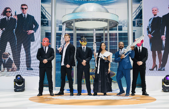 “锤哥”来北京敲起中国鼓！ 神仙组合频繁爆料