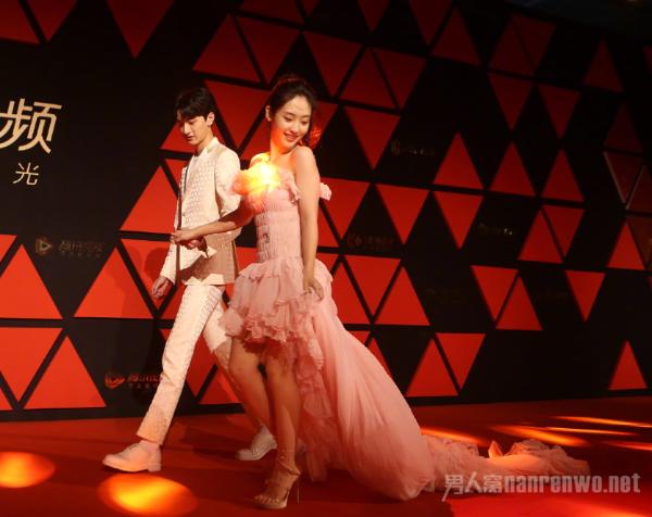 邢菲林一合体亮相红毯 林一腿长逆天 要注意他们的手