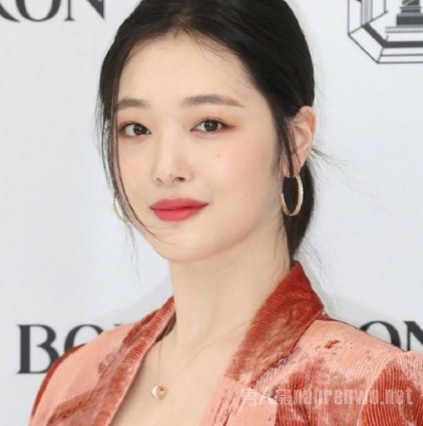 雪莉粉色发色 崔雪莉SOLO单曲将发表 蜜桃女孩为何被骂