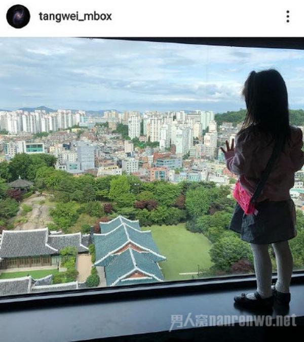 汤唯晒女儿近照竟意外曝光豪宅 2岁女儿大长腿抢镜！