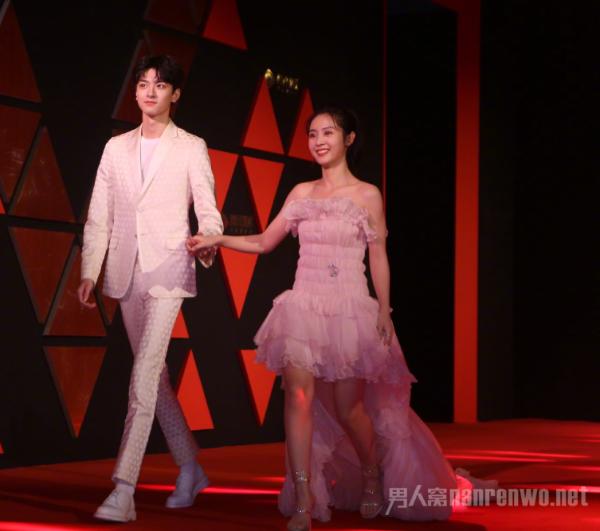 邢菲林一合体亮相红毯 林一腿长逆天 要注意他们的手