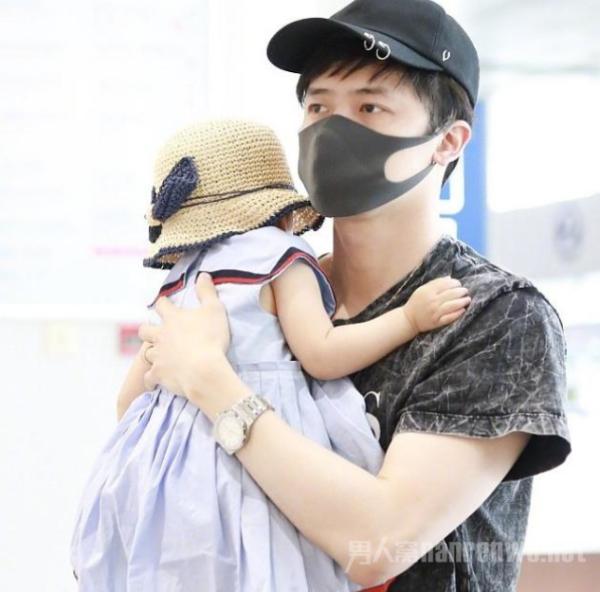 付辛博现身机场 颖儿不断索吻 小月亮出镜太有爱！