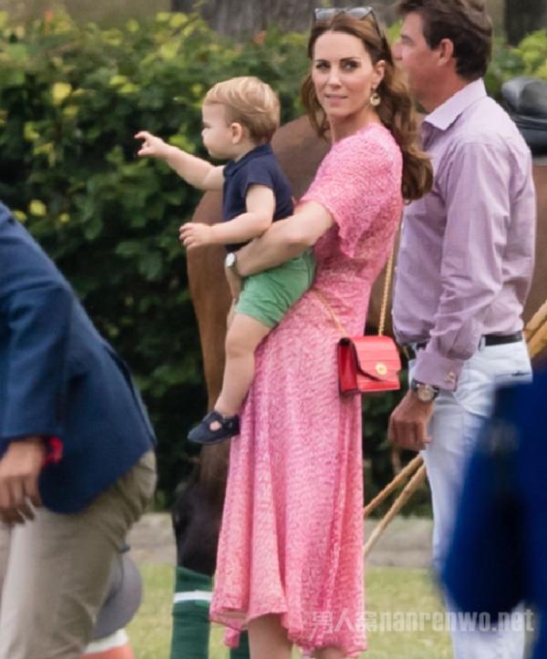 凯特王妃带三孩子现身 有传言她与威廉王子遭遇婚变！