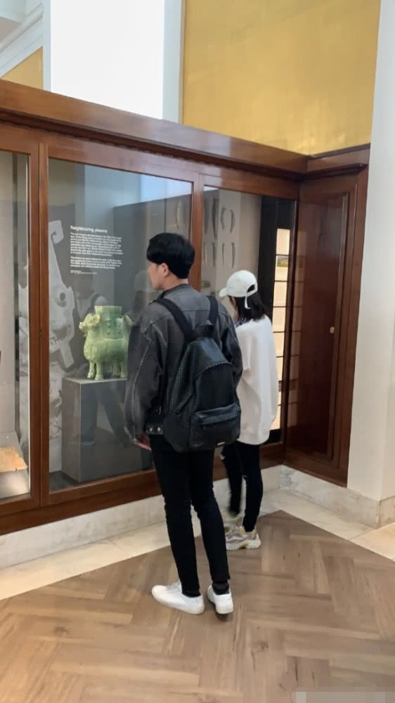张若昀唐艺昕穿情侣格子衫继续蜜月 雨中牵手漫步浪漫至极