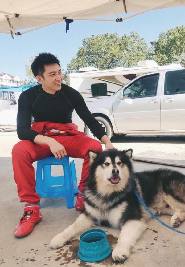 “粉头”黄景瑜与韩寒爱犬合影 网友：挖沈腾墙脚