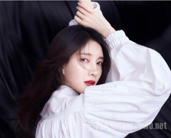 江疏影天鹅颈时尚大片曝光太惊艳 她和胡歌还有可能吗