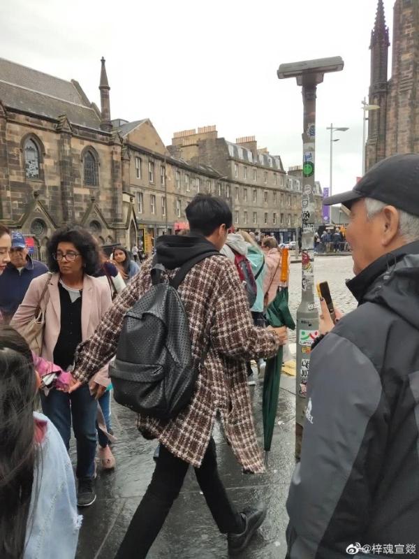 张若昀唐艺昕穿情侣格子衫继续蜜月 雨中牵手漫步浪漫至极