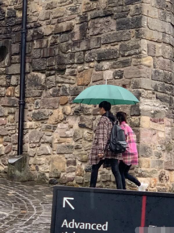 张若昀唐艺昕穿情侣格子衫继续蜜月 雨中牵手漫步浪漫至极