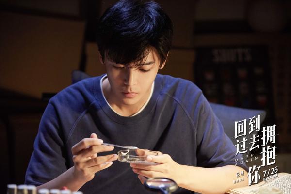 侯明昊拍《回到过去拥抱你》被虐跳水60次