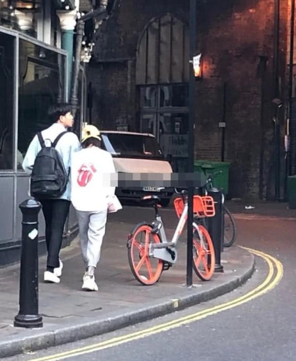 张若昀唐艺昕穿情侣格子衫继续蜜月 雨中牵手漫步浪漫至极