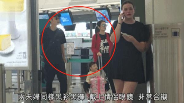 张丹峰洪欣带女儿购物 一家人烟火气十足也是温馨