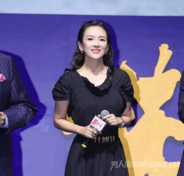 吴京胡歌合影做数学题 每次合影都要这么有梗吗