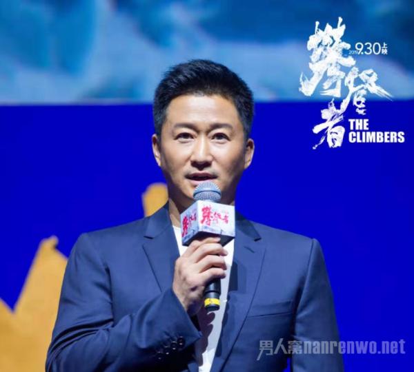 吴京胡歌合影做数学题 每次合影都要这么有梗吗