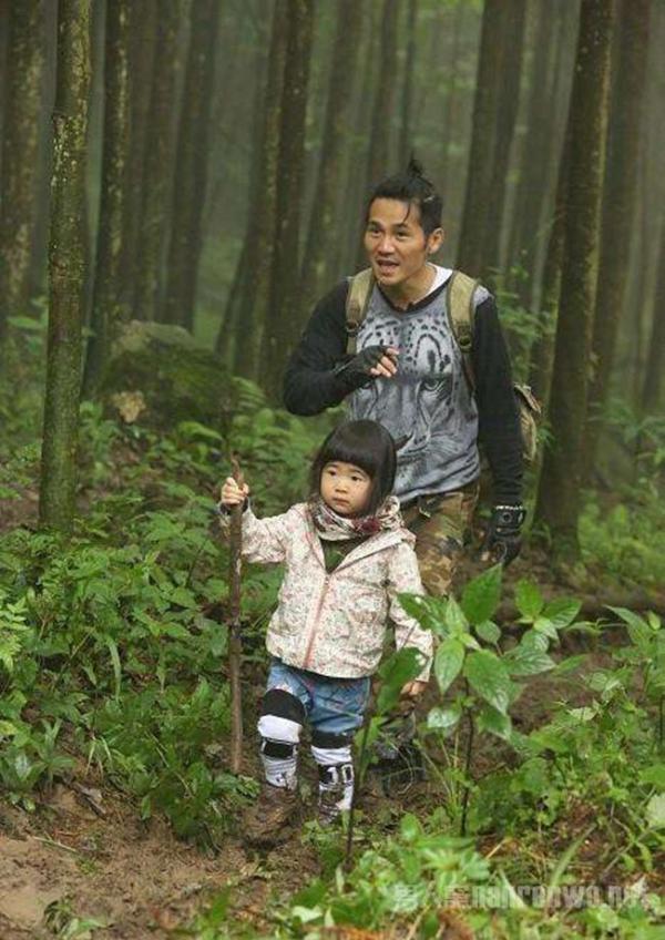 曹格女儿长大了 丑萌姐姐大转变 小脸尖尖露笑颜