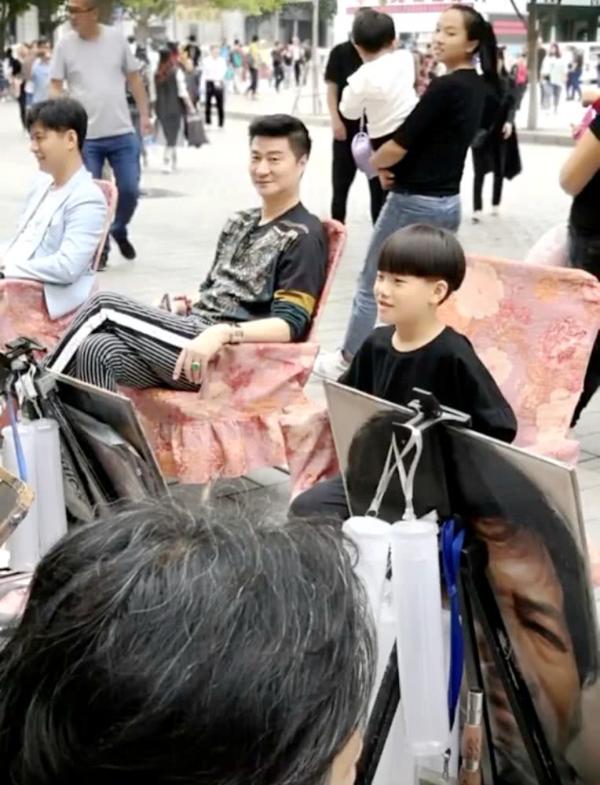 范冰冰父亲范涛街头翘二郎腿让人作画 翡翠“鸽子蛋”吸睛