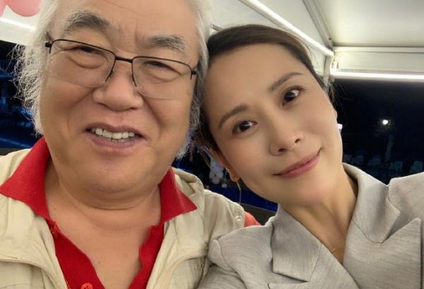 黄磊海清同框为恩师庆生 两人关系既是师生又是同学