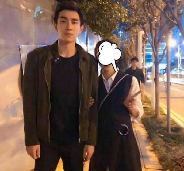 网友晒与林更新合照 身材高挑完美诠释霸道高冷男神范儿