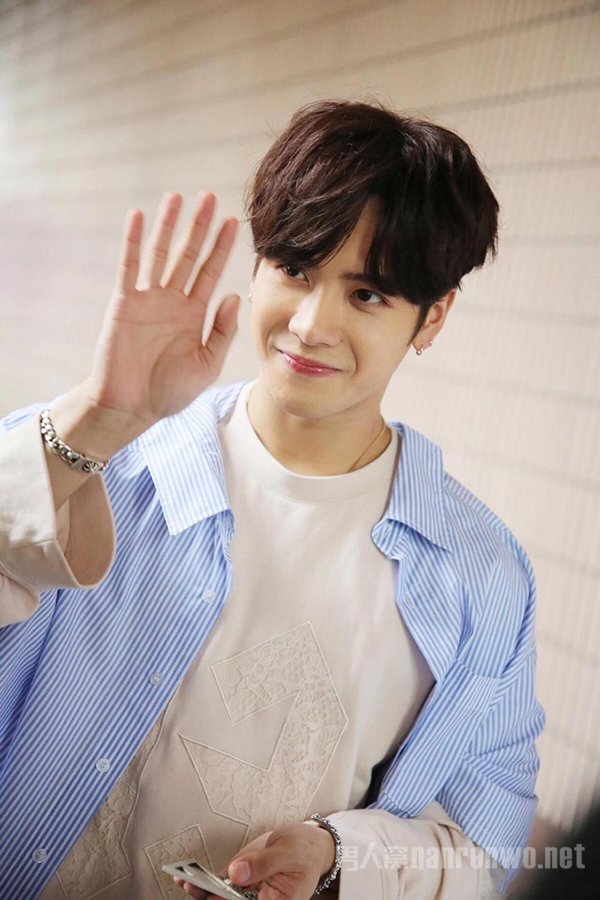 王嘉尔质问私生上热搜 个人信息被散布很苦恼