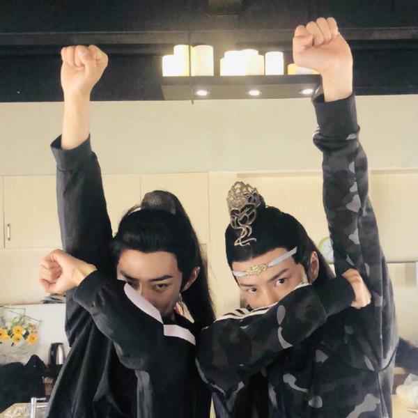 肖战凌晨晒合影为王一博庆生 还在线打假高仿号