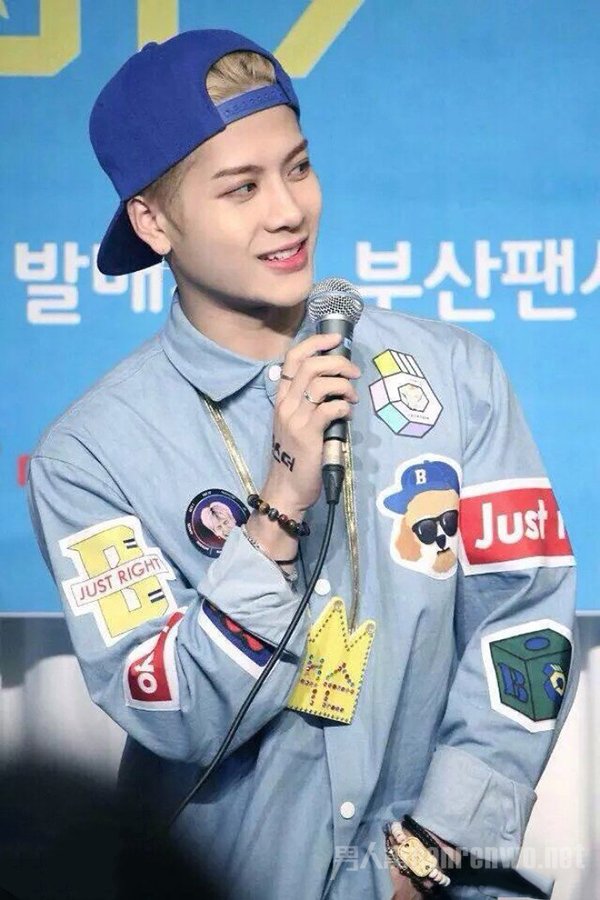 王嘉尔质问私生上热搜 个人信息被散布很苦恼