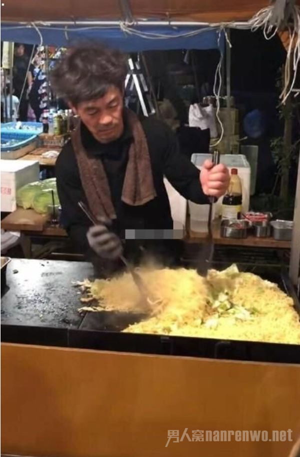 日本炒面大叔撞脸王宝强 脸盲症犯了 网友以为在拍戏