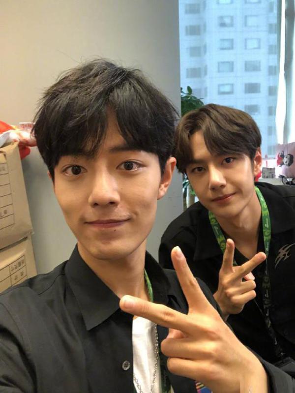 肖战凌晨晒合影为王一博庆生 还在线打假高仿号