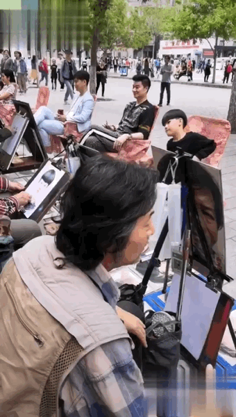 范冰冰父亲范涛街头翘二郎腿让人作画 翡翠“鸽子蛋”吸睛