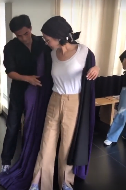 王菲复出工作后台造型曝光 身材苗条匀称