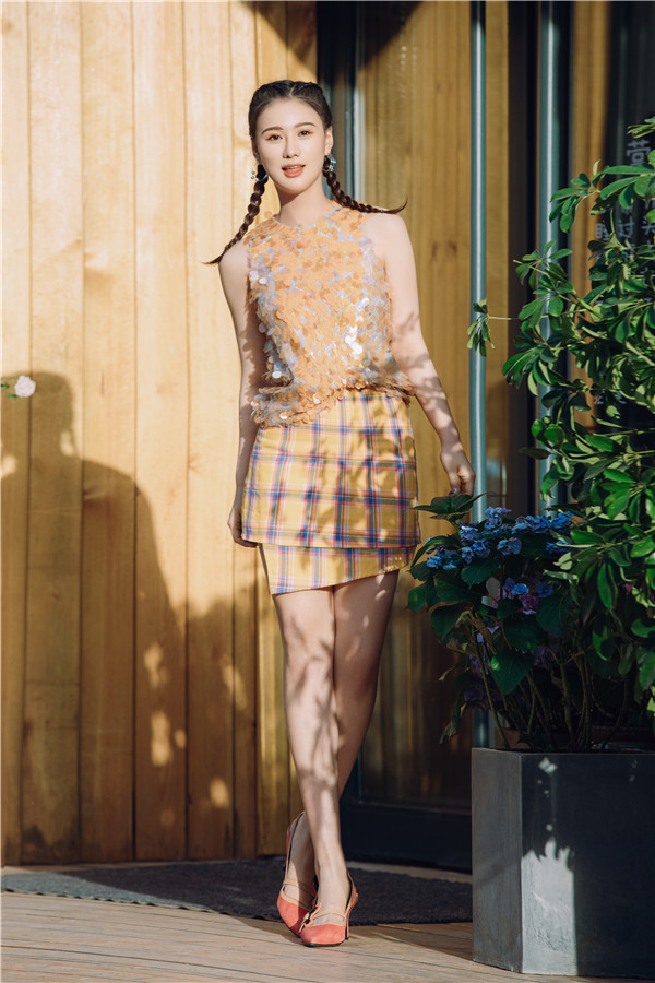 潘一祎最新夏日写真 复古造型体验时间之旅