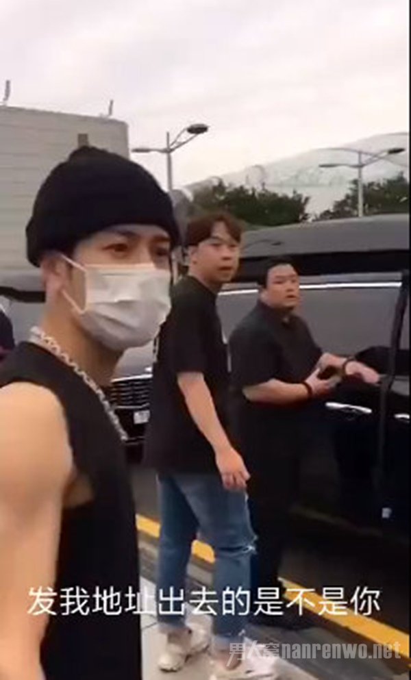 王嘉尔质问私生上热搜 个人信息被散布很苦恼