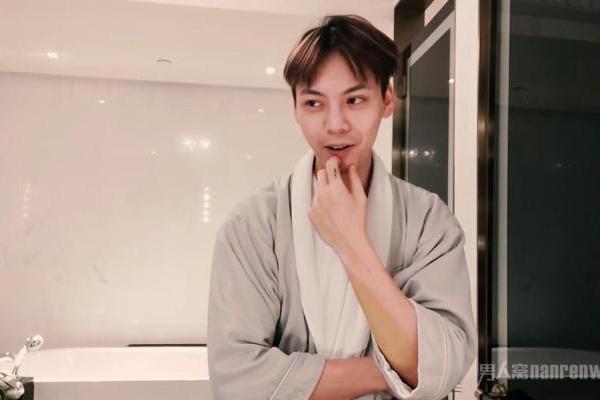 陈伟霆自己动手剪寸头 撞脸吴彦祖 果然颜值与发型无...