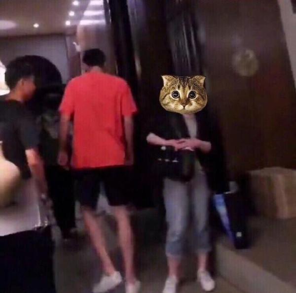 网友晒照偶遇林更新 脚下带风身材高挑长腿霸屏