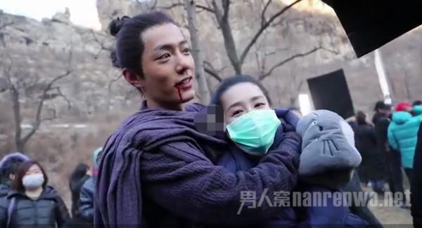 肖战搂李沁脖子 纯洁友谊不怕传绯闻 网友：在一起