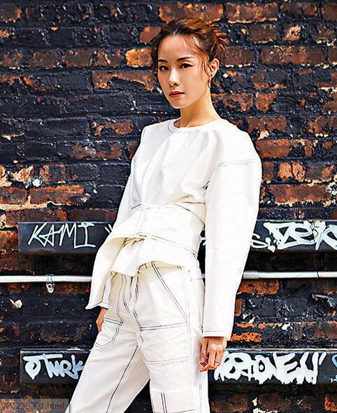 邓丽欣获邀出席时装周，自曝与男友王子互为彼此买衣服