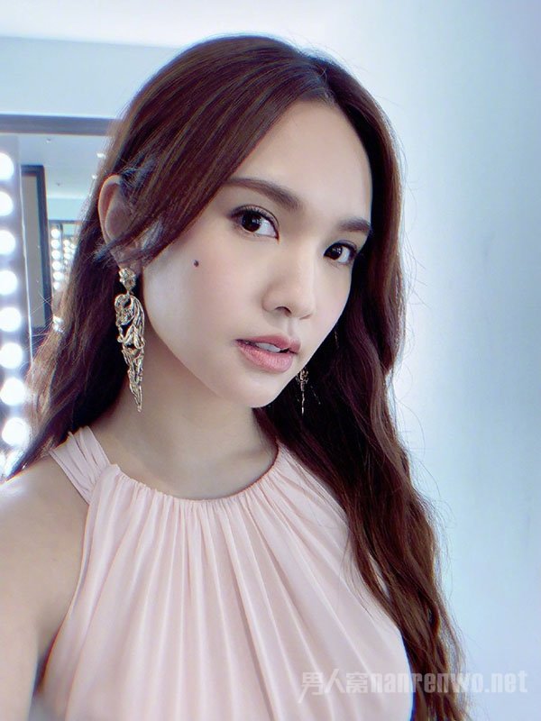 杨丞琳不愿再被叫可爱教主 网友：教主之位是黄晓明的