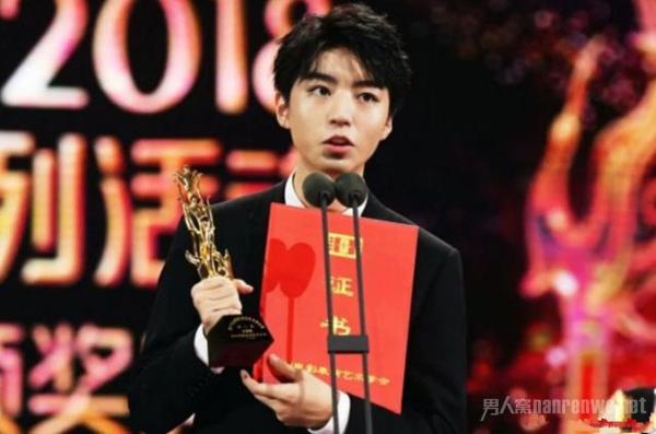 王俊凯 条纹嵌花西装 轻熟主义走在红毯上赚足目光