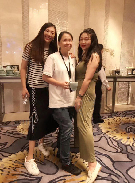 杨天真晒与龙丹妮曾嘉合照 自侃：常被骂组合