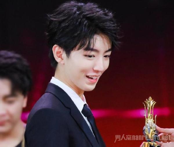 王俊凯 条纹嵌花西装 轻熟主义走在红毯上赚足目光