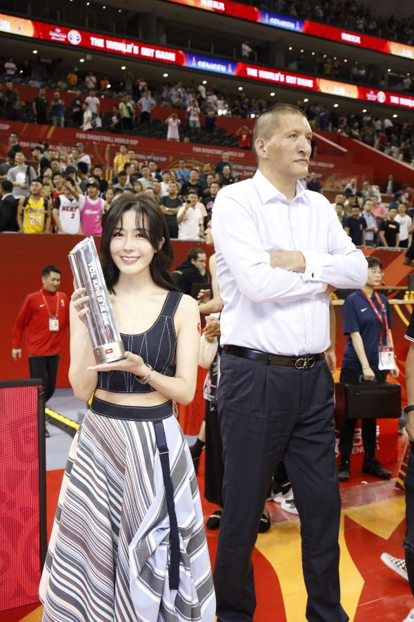 汤晶媚现身为FIBA世界杯篮球赛颁奖