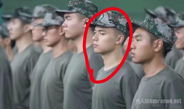 军训新生撞脸李现 简直复制粘贴 网友：李现是大众脸