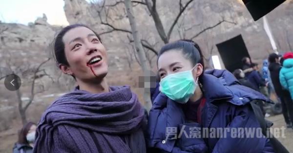肖战搂李沁脖子 纯洁友谊不怕传绯闻 网友：在一起