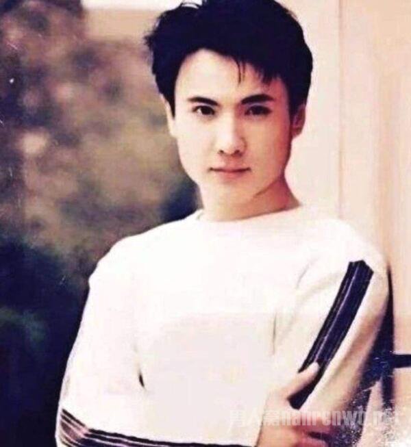 沈腾胖了好多 岁月撑开了脸上的褶子 吹股了腮帮子