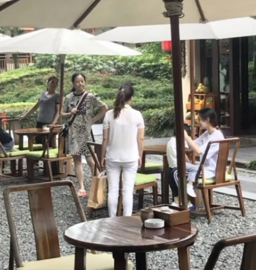 Baby陪儿子小海绵玩耍 穿着朴素发型随意很路人