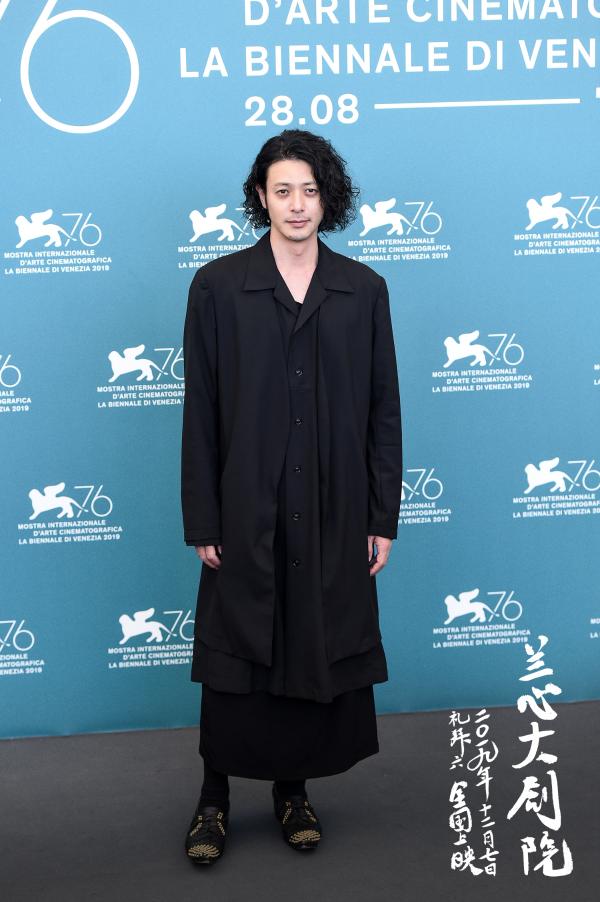 定了！娄烨新作《兰心大剧院》12月7日全国公映 “双面”巩俐谍影戏中戏