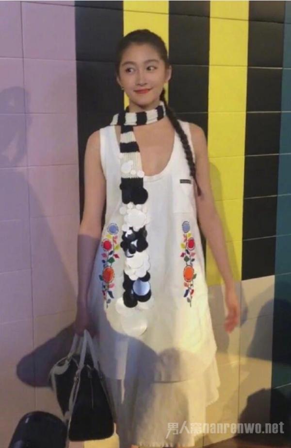 关晓彤看秀造型 满满元气少女感 网友却这样表示！