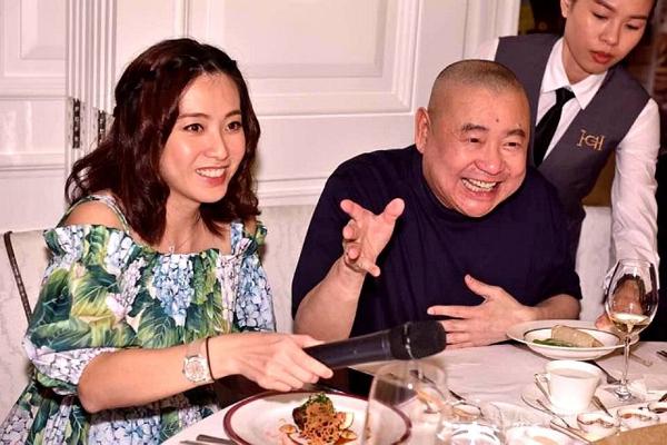 甘比晒三胎女儿 简朴打扮 长得白白胖胖发量惊人