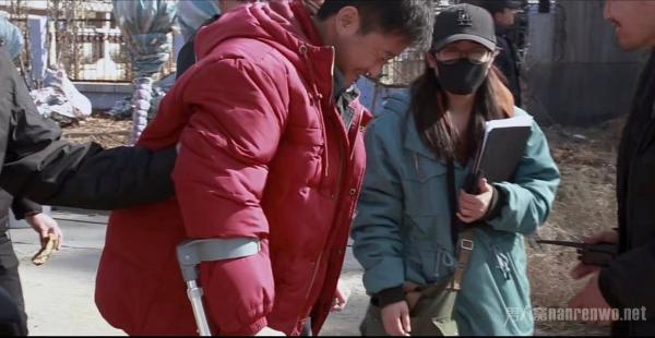 吴京戴夹板拍戏上热搜 网友：关注作品才是最好的肯定