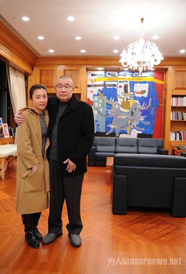 甘比晒三胎女儿 简朴打扮 长得白白胖胖发量惊人